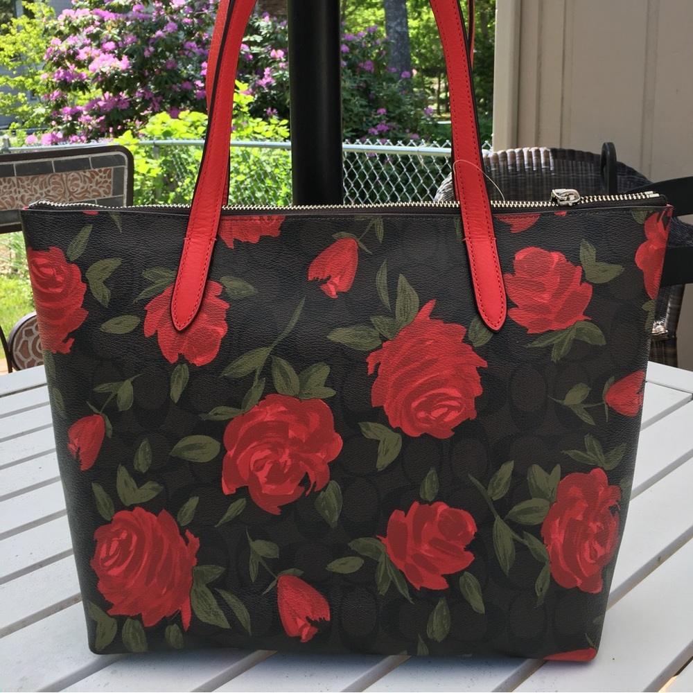 Beautiful rose print pebble leather coach tote pocketbook.